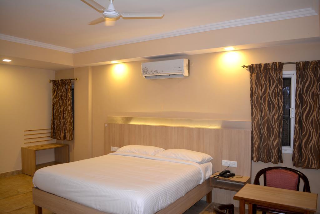 Hotel Royal Opera Bangalore Room photo