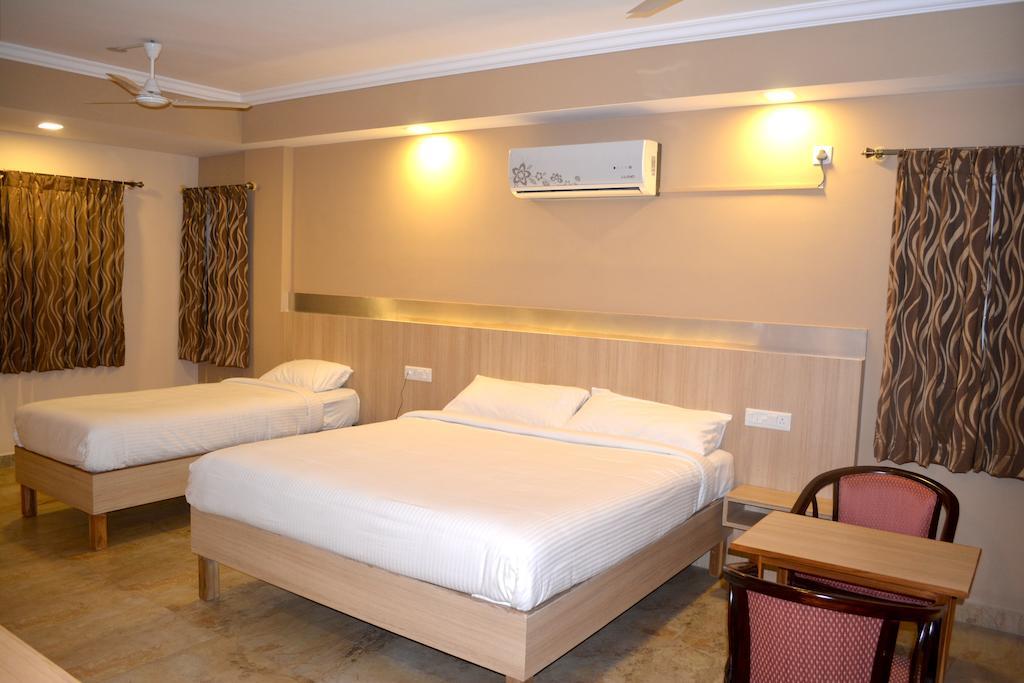 Hotel Royal Opera Bangalore Room photo
