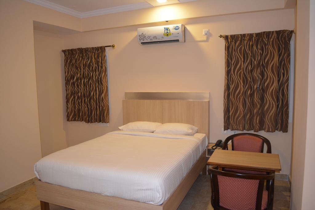 Hotel Royal Opera Bangalore Room photo