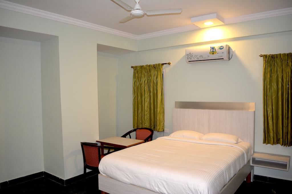 Hotel Royal Opera Bangalore Room photo